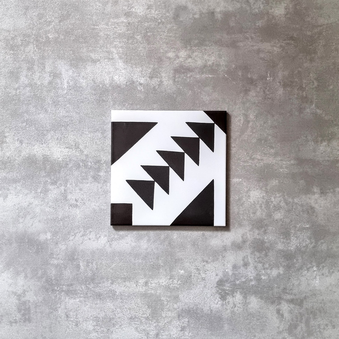 MUESTRA DE AZULEJO COMPLETO Azteca blanco y negro 20cm x 20cm