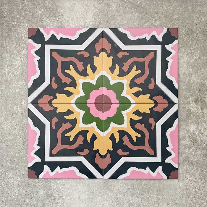 Kuba Havana Feinsteinzeugfliesen im marokkanischen Stil im Format 20 × 20 cm, in einem geometrischen Muster verlegt. Navyfarbene Flächen mit Akzenten in Rosa, Grün und Senf betonen die ausdrucksstarke Symmetrie, die filigranen Motive und den dekorativen Enkaustik-Look.