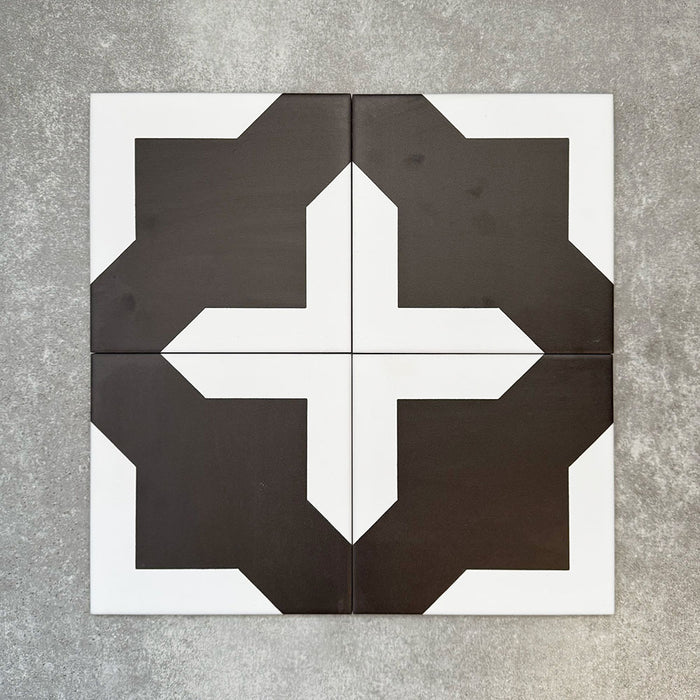 Vier Almeria Kathedrale Feinsteinzeugfliesen im marokkanischen Stil für Wand und Boden, gemeinsam präsentiert in einem kräftigen geometrischen Muster in Schwarz und Weiß, Format 20 × 20 cm.