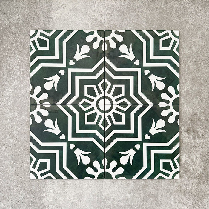 Flatlay mit Berlin Grün Keramikfliesen im Format 20 × 20 cm im viktorianisch inspirierten Stil in Grün und Weiß, als Vierer-Anordnung gelegt, um ein symmetrisches geometrisches und florales Muster im marokkanisch inspirierten Stil zu zeigen.