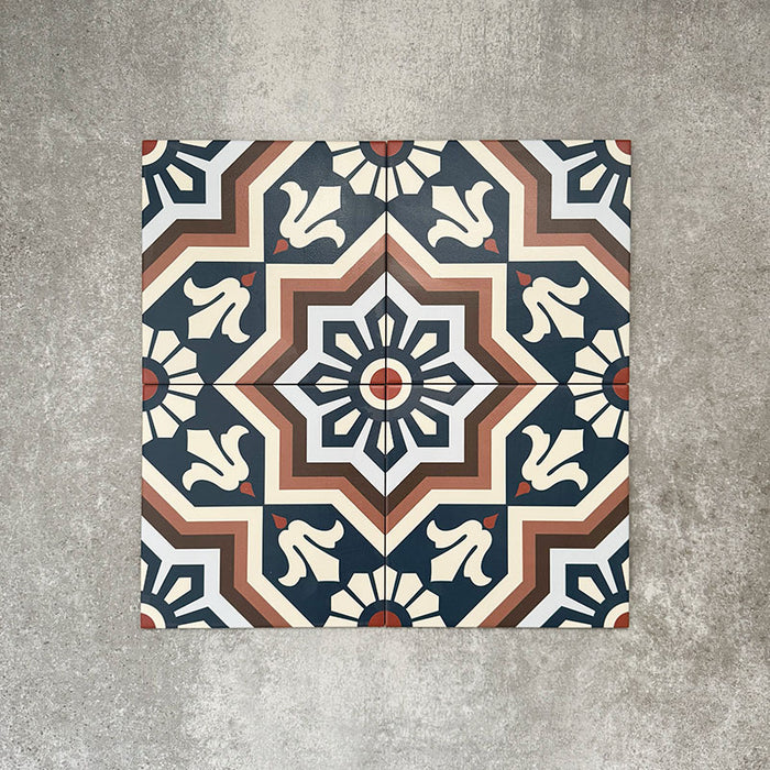 Berlin Großartig Feinsteinzeugfliesen im Format 20 × 20 cm im marokkanisch inspirierten Stil mit vollständig sichtbarem, sich wiederholendem geometrischem Design in tiefem Blau, warmem Braun und Cremetönen – ideal für markante Böden oder dekorative Wandflächen.