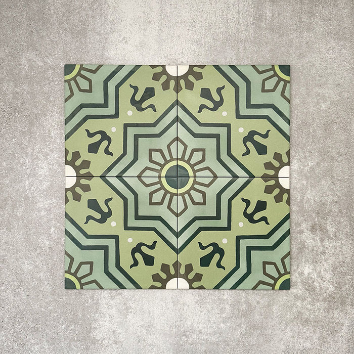 Gemustertes Verlegemuster mit Berlin Nikolai Feinsteinzeugfliesen im Format 20 × 20 cm im marokkanisch inspirierten Stil. Gezeigt wird das vollständige geometrische Design in abgestuften Grüntönen mit dunklen Akzenten – ideal für markante Bodenflächen oder ausdrucksstarke Wandgestaltungen.