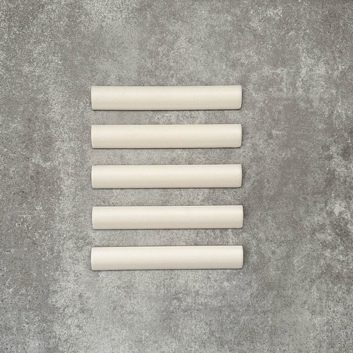 Zellige Kreideweiß Matt Bullnose-Fliesen im marokkanischen Stil im Format 3 × 20 cm, gezeigt mit einer sanft matten Keramikoberfläche.