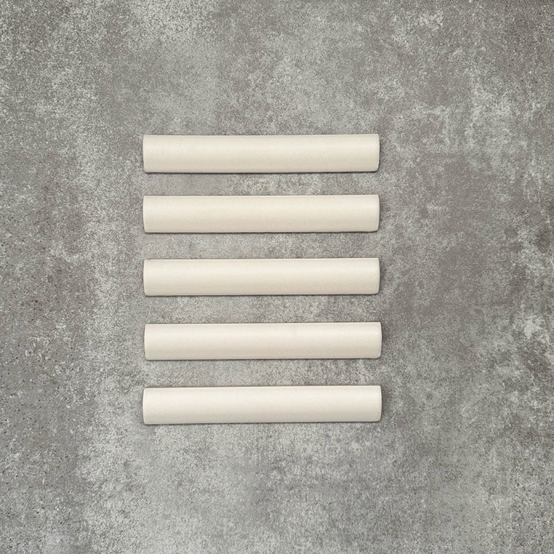 Zellige Kreideweiß Matt Bullnose-Fliesen im marokkanischen Stil im Format 3 × 20 cm, gezeigt mit einer sanft matten Keramikoberfläche.