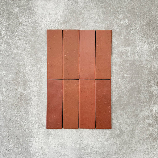 Atlas Terrakotta Mini Brick Matt Wand- und Bodenfliesen im Format 5 × 15 cm mit warmen Terrakotta-Tönen und einer Oberfläche in handgefertigter Optik – ideal für mediterran inspirierte Küchen, Badezimmer