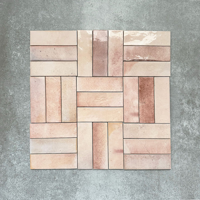 Saigon Rosa Brick Wandfliesen im Flechtmuster (Basketweave) verlegt. Marokkanisch inspirierte Keramikfliesen im Format 5,1 × 16,1 cm in sanften Blush- und Rosétönen mit natürlicher Farbvariation.