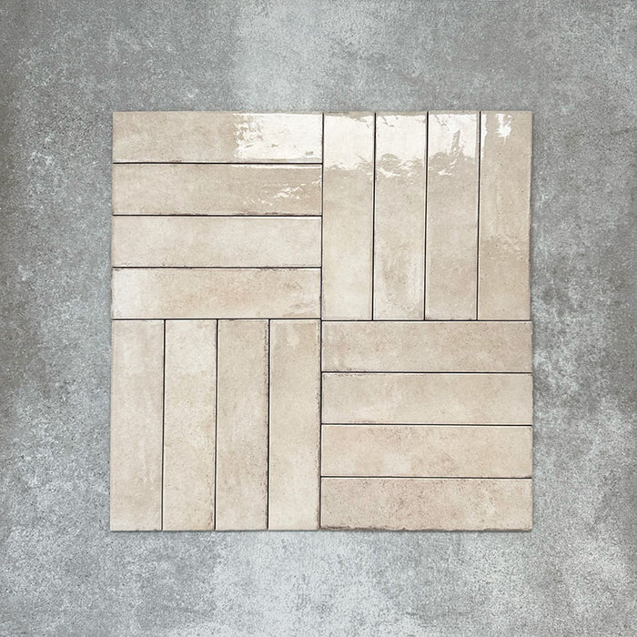 Nomadin Brick Creme Wandfliesen im Format 6 × 24,6 cm, im Flechtmuster (Basketweave) verlegt, um den warmen, neutralen Farbton, die glänzende Oberfläche und die feine Oberflächenvariation zu betonen.