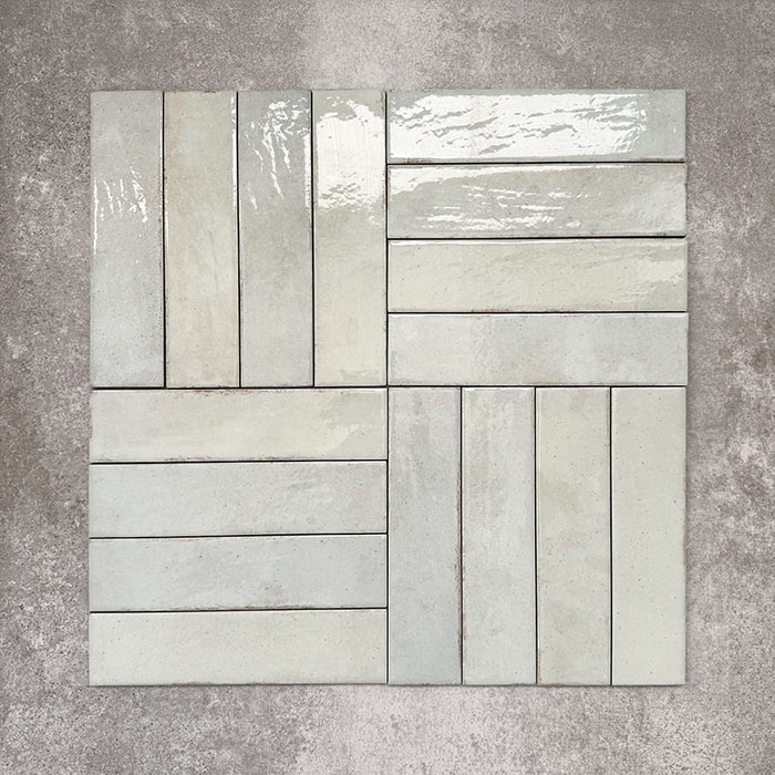 Nomadin Brick Mintgrün Wandfliesen im Format 6 × 24,6 cm, im Flechtmuster  verlegt, um den sanften Grünton, die glänzende Oberfläche und die feine Oberflächenvariation zu betonen.