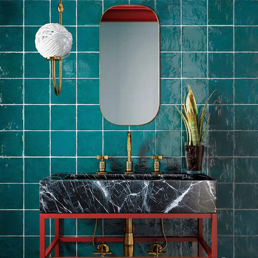 Waschplatzwand im Badezimmer mit Zellige Pfauengrün Quadrat Wandfliesen im marokkanischen Stil im Format 13,2 × 13,2 cm, in einem glänzenden Pfauengrün. Im klassischen Raster verlegt entsteht ein ausdrucksstarker, satter Hintergrund mit handgefertigtem Charakter.