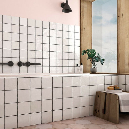 Zellige Weiß Quadrat Fliesen, im Badezimmer verlegt, mit glänzend weißer Oberfläche, sichtbaren Fugen und feiner Oberflächenvariation.