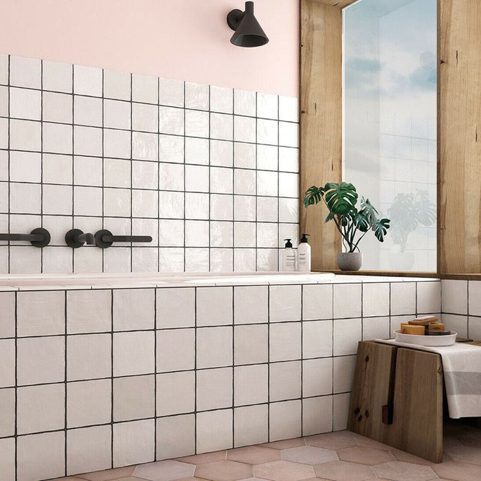 Zellige Weiß Quadrat Fliesen, im Badezimmer verlegt, mit glänzend weißer Oberfläche, sichtbaren Fugen und feiner Oberflächenvariation.