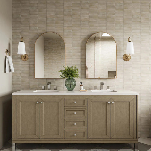 Badezimmerumgebung mit Benomar Canvas Mini-Ziegelfliesen im marokkanischen Stil im Format 5 × 15 cm mit matter Oberfläche. Im klassischen Ziegelverband horizontal verlegt, sorgen feine Farbnuancen und die handwerkliche Optik für eine dezente, strukturierte Wirkung an der Wand.