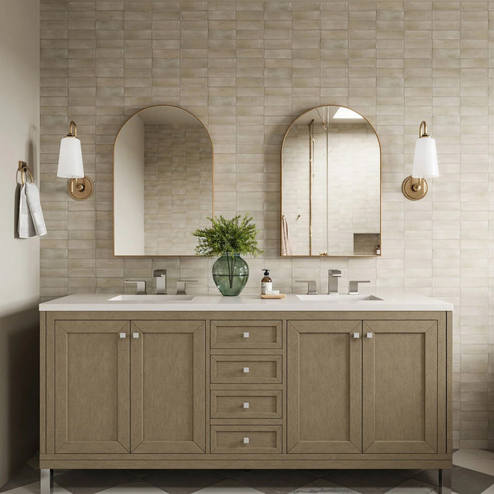 Badezimmerumgebung mit Benomar Canvas Mini-Ziegelfliesen im marokkanischen Stil im Format 5 × 15 cm mit matter Oberfläche. Im klassischen Ziegelverband horizontal verlegt, sorgen feine Farbnuancen und die handwerkliche Optik für eine dezente, strukturierte Wirkung an der Wand.