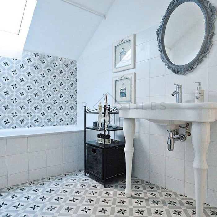 Badezimmer mit Canterbury Stern Wand- und Bodenfliesen im viktorianischen Stil im Format 20 × 20 cm, die einen harmonischen Musterboden und eine passende Akzentwand bilden. In Szene gesetzt mit klassischem Standwaschbecken, weißen Wandfliesen und vintage-inspirierten Accessoires.