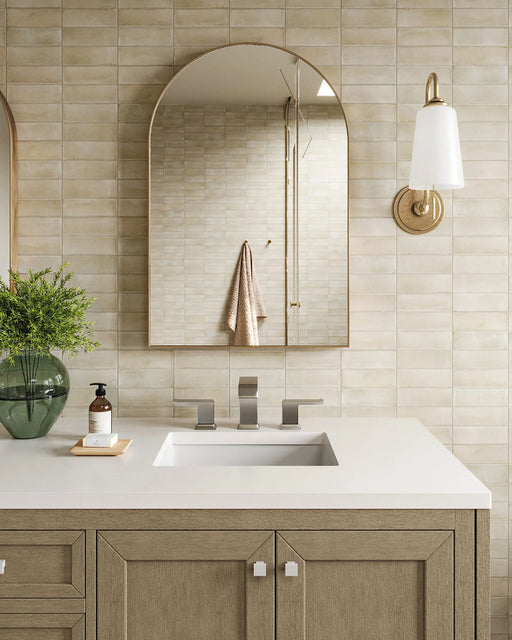 Badezimmerumgebung mit Benomar Canvas Mini-Ziegelfliesen im marokkanischen Stil im Format 5 × 15 cm mit matter Oberfläche. Im klassischen Ziegelverband horizontal verlegt, sorgen feine Farbnuancen und die handwerkliche Optik für eine dezente, strukturierte Wirkung an der Wand.