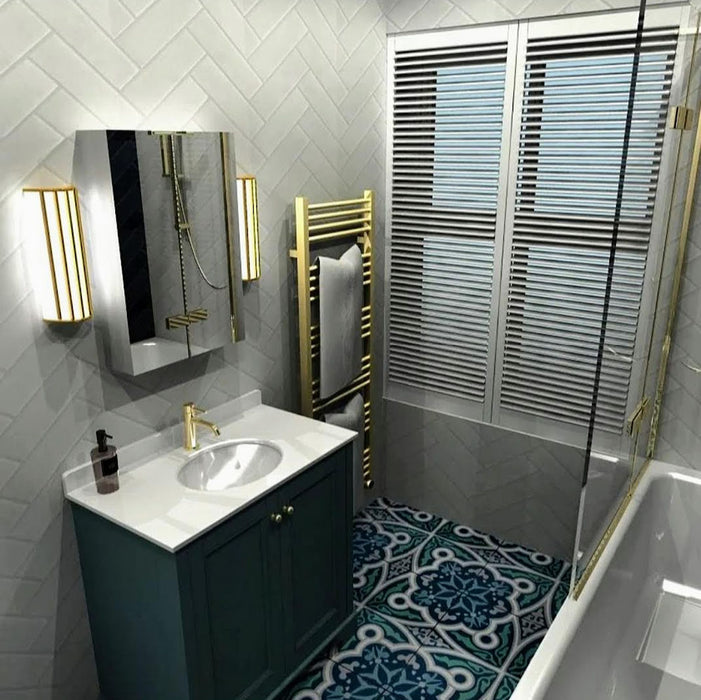 Badezimmer mit Berlin Stadt Bodenfliesen im Format 20 × 20 cm im viktorianisch-marokkanisch inspirierten Stil. Kombiniert mit weißen Wandfliesen im Fischgrätmuster, Messingarmaturen, einem grünen Waschtischunterschrank und einer Glasduschwand entsteht ein ausdrucksstarker, gemusterter Boden.