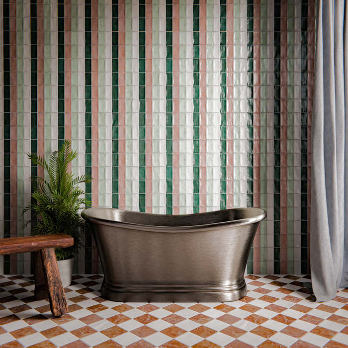 Badezimmer mit Fayrouz White 15,2 × 15,2 cm Naturmarmorfliesen mit getrommelter Oberfläche, verlegt als Schachbrettboden in Kombination mit warmtonigem Marmor, kombiniert mit einer freistehenden Metallbadewanne und grünen, vertikal verlegten Wandfliesen.