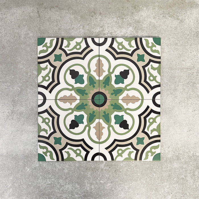 Vier Berlin Bindung Feinsteinzeugfliesen im Format 20 × 20 cm im viktorianisch-marokkanisch inspirierten Stil, gemeinsam arrangiert zur Darstellung des wiederkehrenden geometrischen Musters in Grün-, Schwarz- und Cremetönen, inspiriert von klassischen dekorativen Bodenfliesen.
