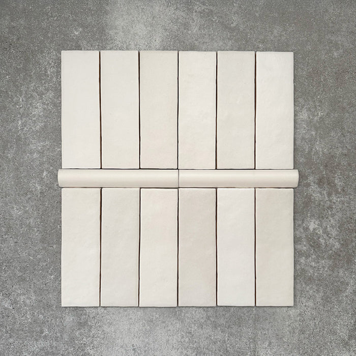 Zellige Kreideweiß Matt Riemchenfliesen im marokkanischen Stil mit passender Bullnose-Abschlussfliese im Format 3 × 20 cm, gezeigt mit einer sanften, matten Keramikoberfläche.