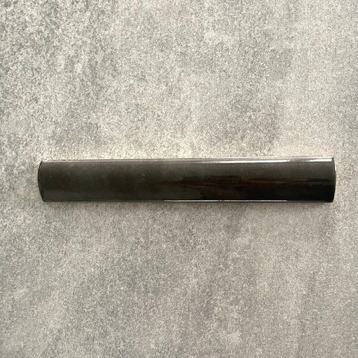 Schwarze Zellige-Bordürenfliese im marokkanischen Stil mit glänzender Oberfläche im Format 3 × 20 cm, mit feiner tonaler Variation und abgerundeter Kante für einen sauberen, hochwertigen Wandabschluss.