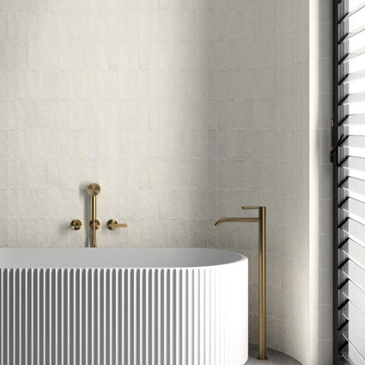 Badezimmerwand mit Zellige Siliciumweiß Matt Brick Fliesen im marokkanischen Stil im Format 6,5 × 20 cm, vertikal im Ziegelverband verlegt. Die matte Oberfläche mit feiner Textur schafft einen ruhigen, zurückhaltenden Hintergrund mit sanfter Struktur und einer zeitgemäßen, entspannten Ausstrahlung.