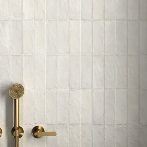 Badezimmerwand mit Zellige Siliciumweiß Matt Brick Fliesen im marokkanischen Stil im Format 6,5 × 20 cm, vertikal im Ziegelverband verlegt. Die matte Oberfläche mit feiner Textur schafft einen ruhigen, zurückhaltenden Hintergrund mit sanfter Struktur und einer zeitgemäßen, entspannten Ausstrahlung.