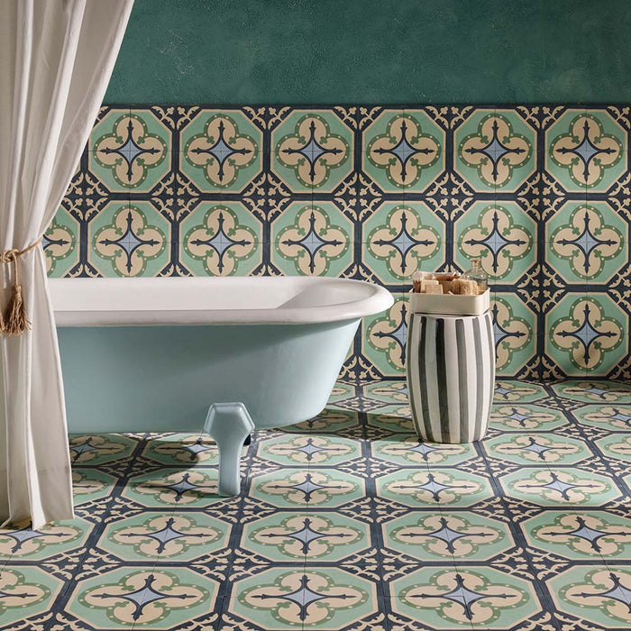 Badezimmer mit Berlin Köpenick Fliesen im Format 20 × 20 cm im viktorianisch-marokkanisch inspirierten Stil. Grünes und cremefarbenes Muster kombiniert mit freistehender Badewanne und dekorativem Beistelltisch für eine ruhige, stilvolle Atmosphäre.