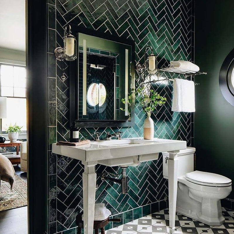 Waschtischbereich im Badezimmer mit Zellige Königliches Grün Ziegel Keramikfliesen im marokkanischen Stil im Format 6,5 × 20 cm, im Fischgrätmuster verlegt. Tiefe Grüntöne, glänzende Oberfläche und klassischer Charakter schaffen einen ausdrucksstarken, eleganten Hintergrund.