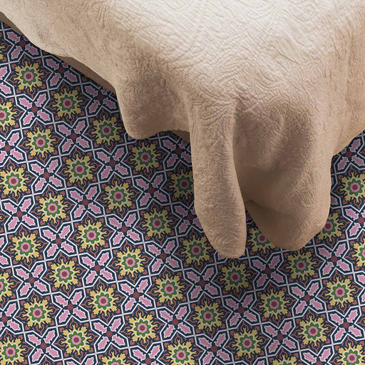 Schlafzimmerboden mit Kuba Havana Mini Fliesen im marokkanischen Stil im Format 15 × 15 cm, verlegt als ausdrucksstarker Musterboden in satten, mehrfarbigen Tönen. Das dekorative Design verleiht dem Raum Wärme, Charakter und visuelle Tiefe.