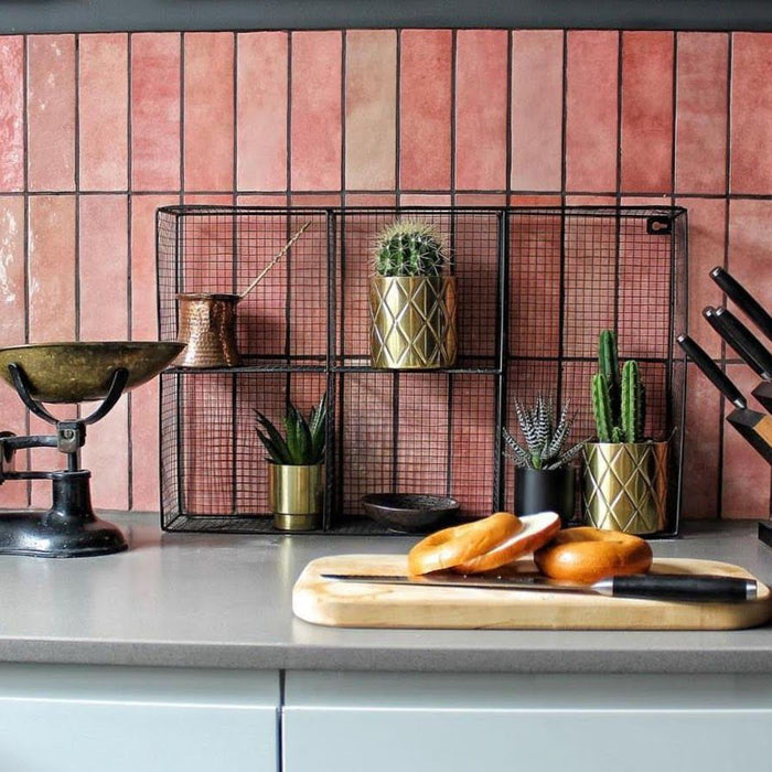 Küchenrückwand mit Zellige Rosa Brick Fliesen im marokkanischen Stil im Format 6,5 × 20 cm, vertikal verlegt. Die zarten Blush-Pinktöne schaffen einen warmen, charaktervollen Hintergrund mit dezenter handgefertigter Variation.