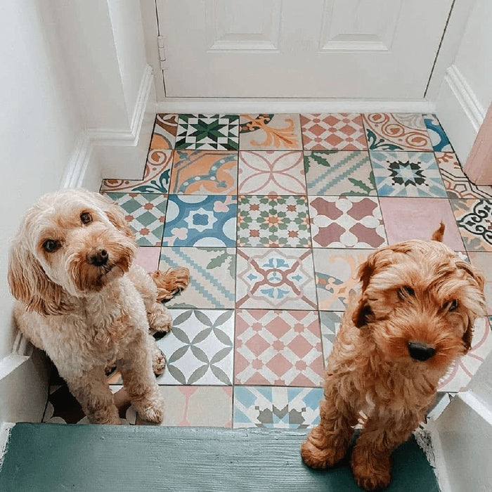 Eingangsflur mit Fayrouz Patchwork Feinsteinzeug-Bodenfliesen im marokkanischen Stil im Format 20 × 20 cm. Die bunte Mischung aus geometrischen und floralen Mustern sorgt für einen verspielten, dekorativen Patchwork-Look mit viel Charakter.