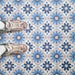 Gemusterter Boden mit Clara Saphir Fliesen im marokkanischen Stil im Format 20 × 20 cm in sanften Blau- und Weißtönen. Das sich wiederholende geometrische Design schafft eine dekorative, charaktervolle Oberfläche, ideal für Flure oder Wohnbereiche.