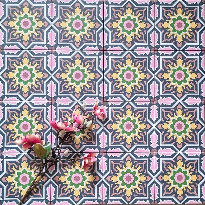 Kuba Havana Mini Feinsteinzeugfliesen im marokkanischen Stil im Format 15 × 15 cm, in einem wiederholten geometrischen Muster angeordnet. Navy-, Rosa-, Grün- und Senftöne werden durch florale Akzente ergänzt, um das detailreiche Enkaustik-Design und die dekorative Wirkung zu betonen.