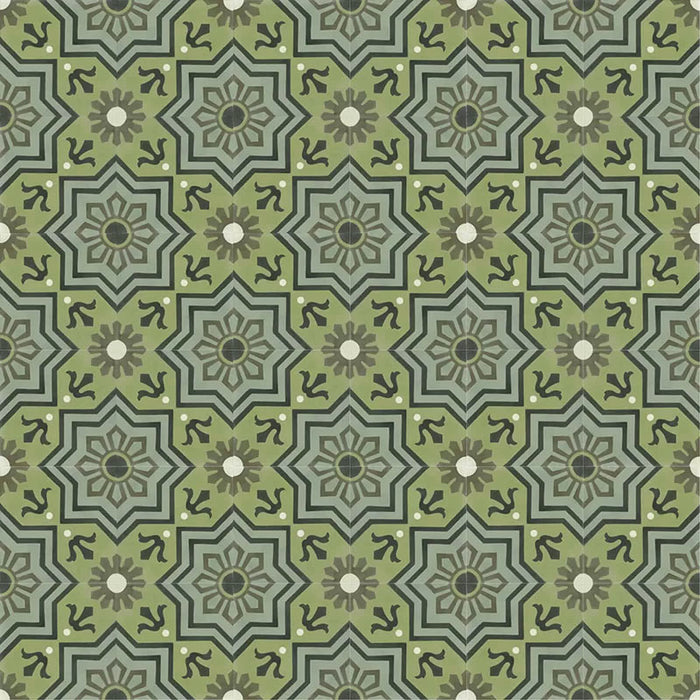 Gemustertes Verlegemuster mit Berlin Nikolai Feinsteinzeugfliesen im Format 20 × 20 cm im marokkanisch inspirierten Stil. Zu sehen ist das vollständige, sich wiederholende geometrische Design in abgestuften Grüntönen mit dunklen Akzenten – ideal für markante Bodenflächen oder ausdrucksstarke Wandgestaltungen.