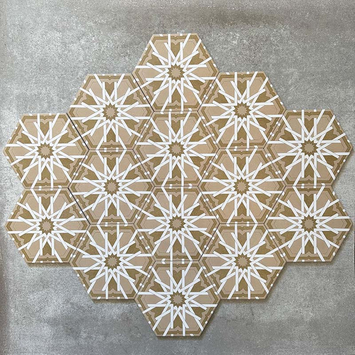 Gruppierte Anordnung von Medina Hormuz Vintage Gold Hexagon-Porzellanfliesen im marokkanischen Stil, 18,7 × 21,6 cm, die das vollständig wiederholende sterninspirierten geometrische Muster in warmen Gold- und Weißtönen auf neutralem Hintergrund zeigt.