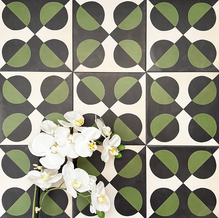 Abstrakter Illusion Verde Noir Musterfliese im Format 20 × 20 cm, in einem wiederholten Raster dargestellt, um das markante Design mit optischer Illusion zu präsentieren. Tiefschwarze und sattgrüne, geschwungene Formen stehen im Kontrast zu einem sanften, neutralen Hintergrund und schaffen ein ausdrucksstarkes Muster mit starker Wirkung – ideal für Akzentwände, Bodenflächen oder dekorative Küchenrückwände.
