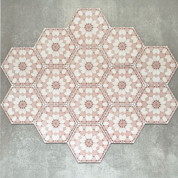 Gruppierte Anordnung von Medina Rosa Feinsteinzeug-Hexagonfliesen im marokkanischen Stil im Format 18,7 × 21,6 cm, die das vollständige, sich wiederholende geometrische Muster in zarten Altrosa- und Weißtönen auf neutralem Hintergrund zeigt.