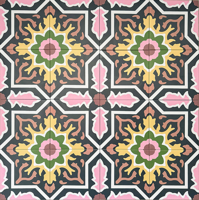 Kuba Havana Feinsteinzeugfliesen im marokkanischen Stil im Format 20 × 20 cm, in einem sich wiederholenden geometrischen Muster angeordnet. Der navyfarbene Grund mit Details in Rosa, Grün und Senf hebt die markante Symmetrie, die feinen Motive und das dekorative Enkaustik-Design hervor.