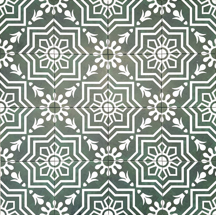 Detailaufnahme von Berlin Grün Fliesen im Format 20 × 20 cm im viktorianisch inspirierten Stil in Grün und Weiß mit wiederkehrenden geometrischen und floralen Motiven in einem dekorativen, marokkanisch inspirierten Design.