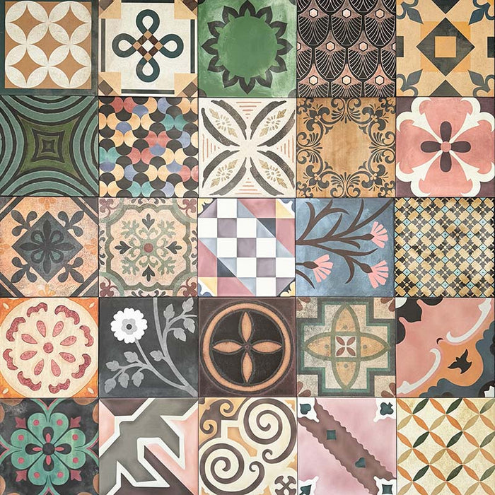 Kuba Patchworkfliesen aus Feinsteinzeug im marokkanischen Stil im Format 20 × 20 cm, angeordnet in einem gemischten Patchwork-Muster. Die Vielfalt an geometrischen, floralen und traditionellen Motiven in Erd-, Grün-, Blau- und Terrakottatönen betont das ausdrucksstarke Design im Zementfliesen-Look und die reiche visuelle Textur.