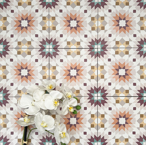 Kuba Manzanillo Feinsteinzeugfliesen im marokkanischen Stil im Format 20 × 20 cm, angeordnet in einem sich wiederholenden geometrischen Sternmuster in sanften Creme-, Senf-, Petrol- und Burgundertönen. Mit weißen floralen Akzenten inszeniert, um das dekorative Design und die ausgewogene Symmetrie hervorzuheben.