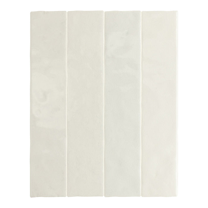 Bora Bora Ziegel Weißer Sand Keramik-Wandfliese im schlanken Riemchenformat 6,5 × 32,8 cm mit sanftem Weißsandton und Fluxglasur mit dezenter Oberflächenvariation, als einzelne Fliese vor weißem Hintergrund dargestellt.