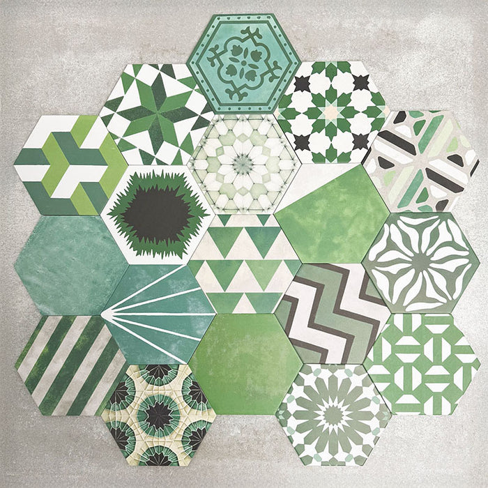 Fayrouz Verde Hexagon Patchwork Feinsteinzeugfliesen im marokkanischen Stil im Hexagonformat 18,7 × 21,6 cm, gezeigt als abgestimmter Patchwork-Mix aus geometrischen, sternförmigen und Zickzack-Mustern. Die Anordnung in verschiedenen Grün-, Salbei-, Mint- und Anthrazittönen hebt die Farbvielfalt und die abwechslungsreiche Musterstruktur dekorativ hervor.