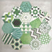 Fayrouz Verde Hexagon Patchwork Feinsteinzeugfliesen im marokkanischen Stil im Hexagonformat 18,7 × 21,6 cm, gezeigt als abgestimmter Patchwork-Mix aus geometrischen, sternförmigen und Zickzack-Mustern. Die Anordnung in verschiedenen Grün-, Salbei-, Mint- und Anthrazittönen hebt die Farbvielfalt und die abwechslungsreiche Musterstruktur dekorativ hervor.