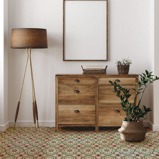 Flur mit Kuba Paradies Feinsteinzeug-Bodenfliesen im marokkanischen Stil im Format 20 × 20 cm, verlegt in einem sich wiederholenden floralen Muster in Korallen-, Grün-, Weiß- und Brauntönen. Kombiniert mit warmen Holzmöbeln und neutralen Wänden für einen einladenden, charaktervollen Gesamteindruck.