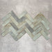 Saigon Seladongrün Brick Wandfliesen im Fischgrätmuster verlegt. Marokkanisch inspirierte Keramikfliesen im Format 5,1 × 16,1 cm mit sanfter Grün- und Blau-Grau-Tonvariation.