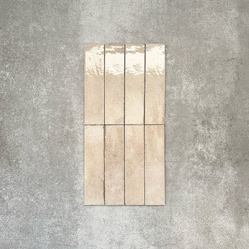Nomadin Brick Creme Wandfliesen im Format 6 × 24,6 cm, gemeinsam verlegt, um den warmen, neutralen Farbton, die glänzende Oberfläche und die feine Oberflächenvariation hervorzuheben.