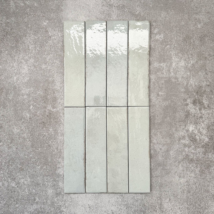 Nomadin Brick Mintgrün Wandfliesen im Format 6 × 24,6 cm, gemeinsam verlegt, um den sanften Grünton, die glänzende Oberfläche und die feine Oberflächenvariation hervorzuheben.