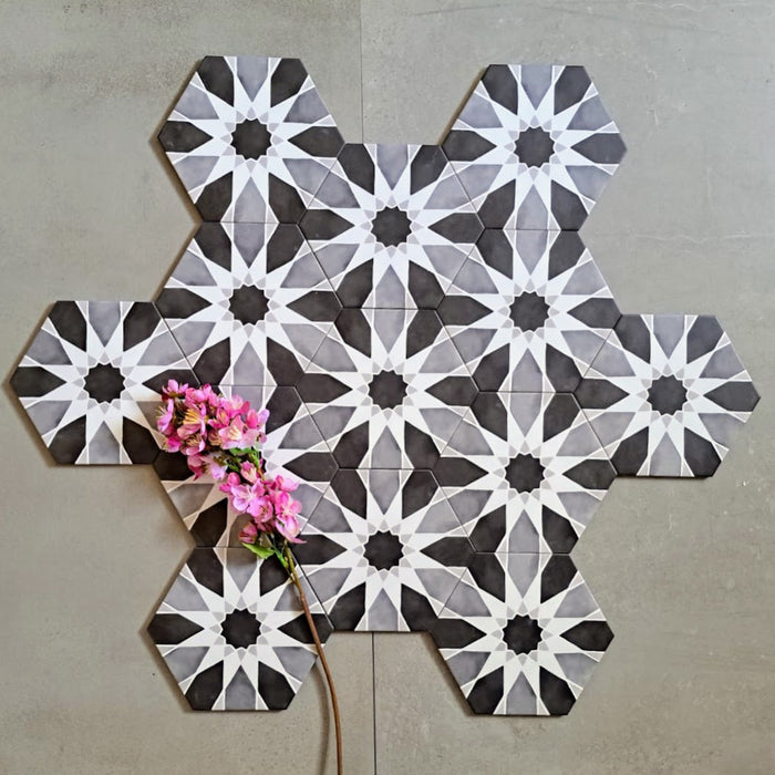 Habibi Schwarz kuusnurk 18.7cm x 21.6cm