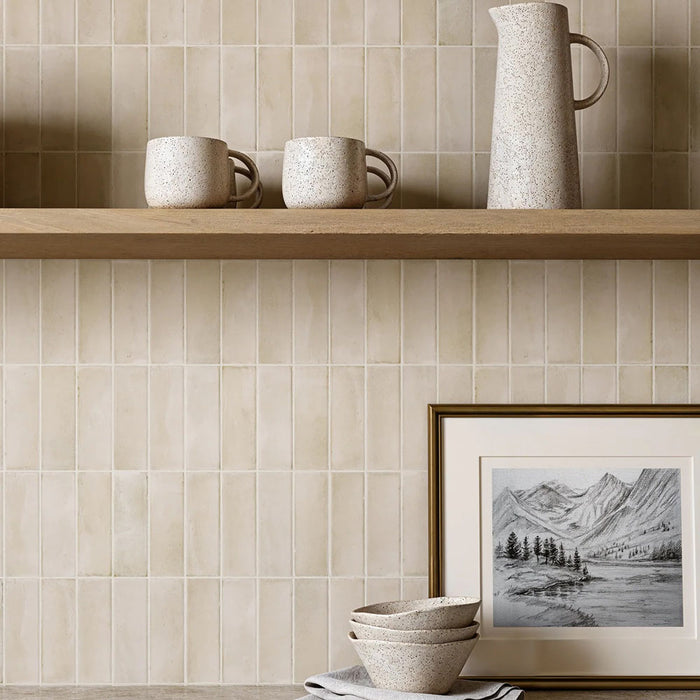 Küche mit Atlas Canvas Moroccan Mini Brick 5 × 15 cm matten Wandfliesen, vertikal verlegt, in sanften neutralen Farbtönen mit dezenter handwerklicher Optik, kombiniert mit dunklen Schränken und einem warmen, modernen Ambiente.